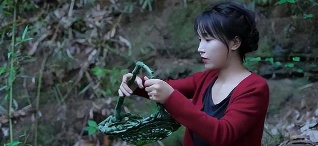 34岁李子柒生图曝光，脸部浮肿，鼻子肿大，身材臃肿像老阿姨！