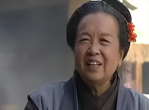 88岁李明启现身菜市场,头发全白走路摇晃,与商贩合影大金链抢眼