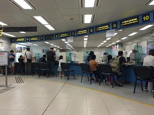 港漂高材生，扎堆卖保险