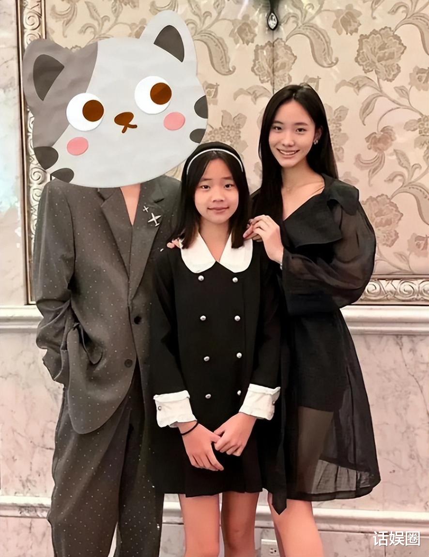 小S二女儿许韶恩站姿惹争议!永远是后臀屁股翘起来!感觉好怪异