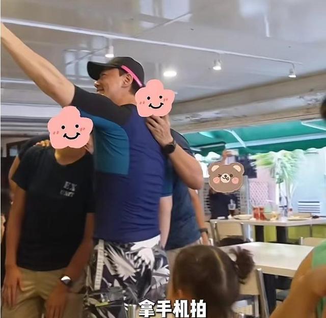 林峯夫妇带女儿冲浪，张馨月穿比基尼好惊艳，零赘肉曲线美翻了