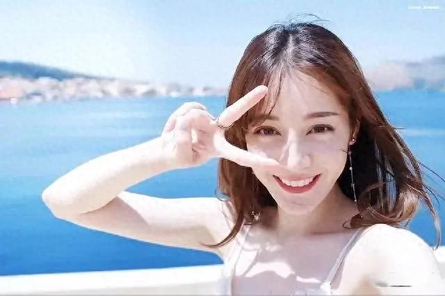 迪丽热巴最新海边写真,鱼尾长裙尽显完美身材,颜值再引全网热议