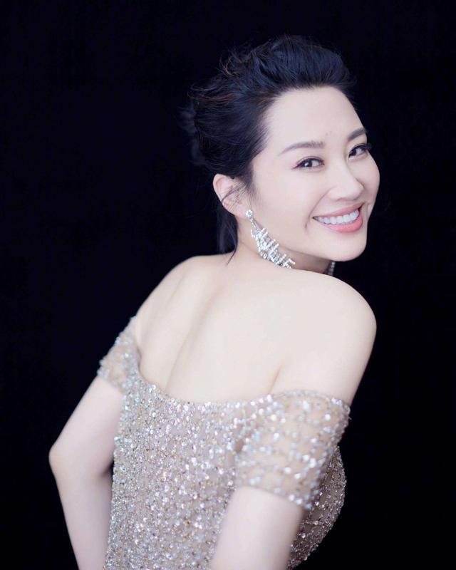 女神许晴:情伤王志文,与华晨宇闹绯闻,如今54岁依旧“火辣”!