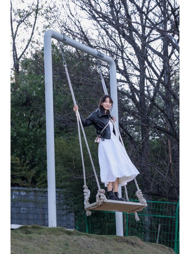 王珞丹穿皮衣配白裙子,优雅帅气