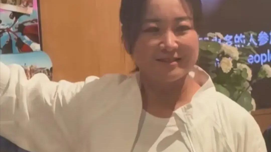 贾玲被质疑体重反弹，最新现场生图流出，网友：她怎么敢穿的？