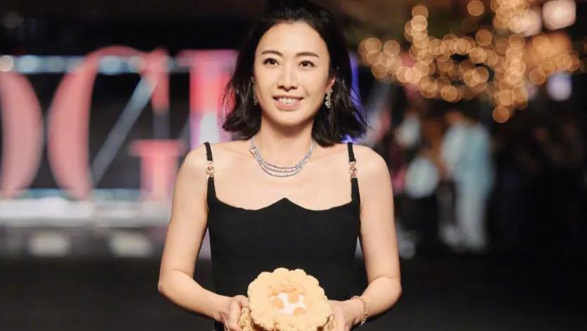 时尚盛典那一夜，三个嫁入豪门的女人现身，一个细节看出家庭地位