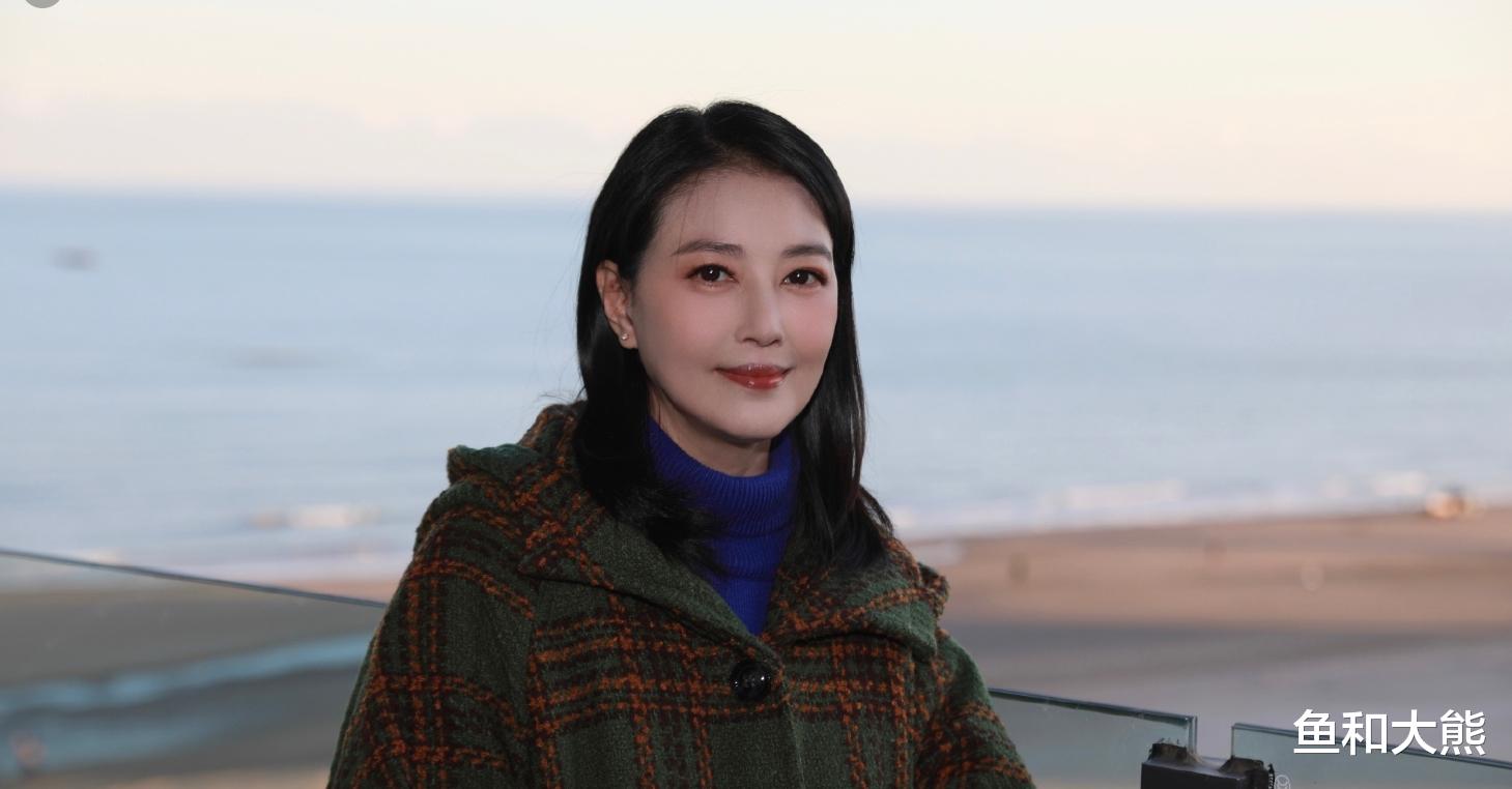 周海媚墓地首曝光!墓碑精致刻有周芷若画像,墓前花团锦簇引泪目