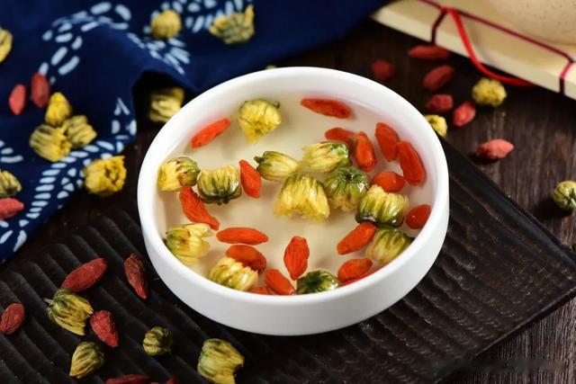 有癌入体，眼睛先知！眼睛出现3种变化，多半是癌上身