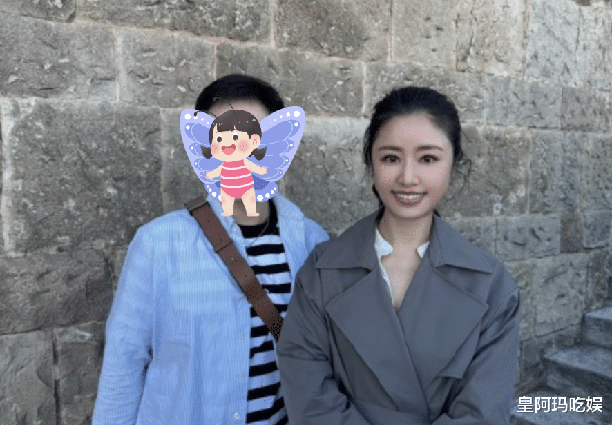 48岁林心如被偶遇，穿风衣扎马尾看起来像30岁，紫薇格格颜值回春