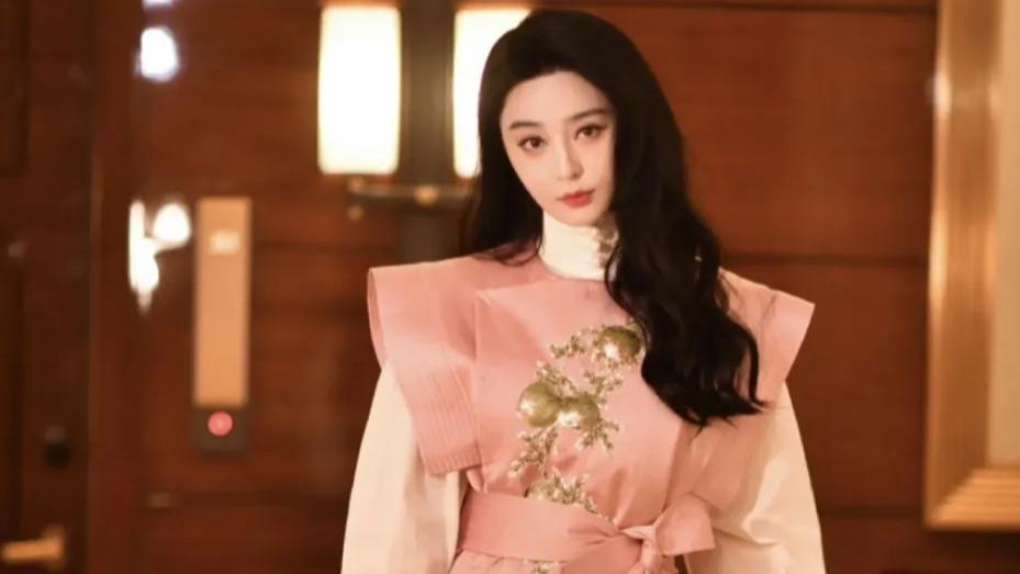 43岁范冰冰香港复出后大变样，穿粉色新中式气场全开，不愧是女王“国际范”！