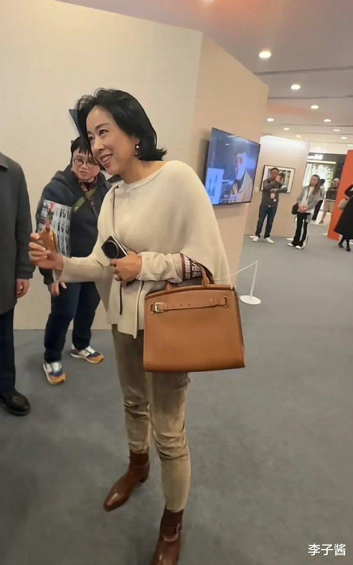 郭晶晶婆婆看刘德华演唱会,大红唇波浪头侧颜超惊艳,发量也惊人