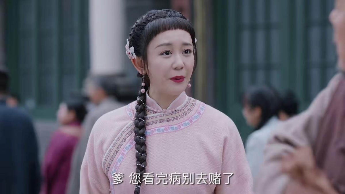 将近40岁满脸褶，却尬演18岁少女，是谁给了她“强行装嫩”的勇气