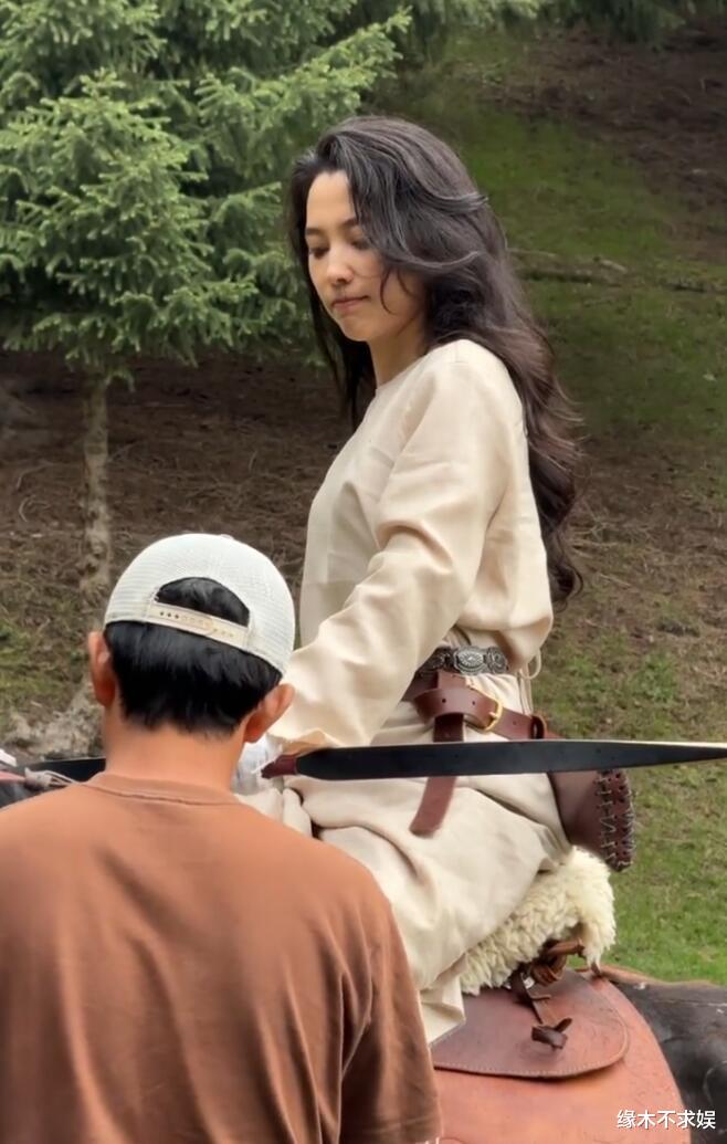 太甜了！汪峰森林北新疆骑马，森林北牵着汪峰，回眸一笑好浪漫！