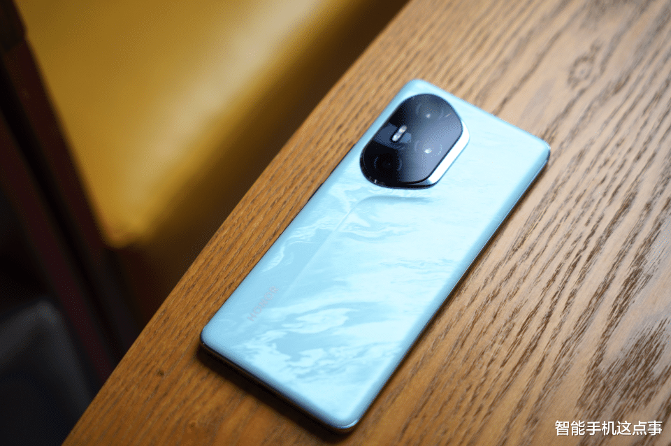 荣耀400系列浮出水面:7000mAh电池+金属中框,背刺荣耀300系列!