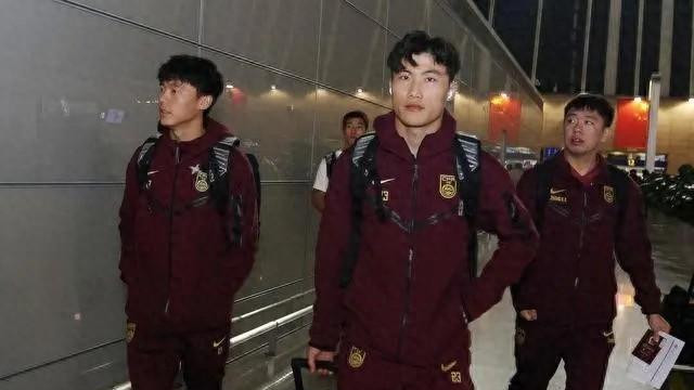 国足一到澳大利亚，那阵仗甭提了，手里全是最新款的苹果手机