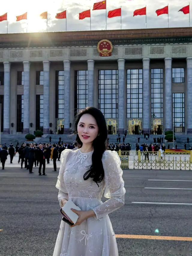 秦昊做梦都会笑醒!伊能静参加75周年招待会,直接亮相新闻联播