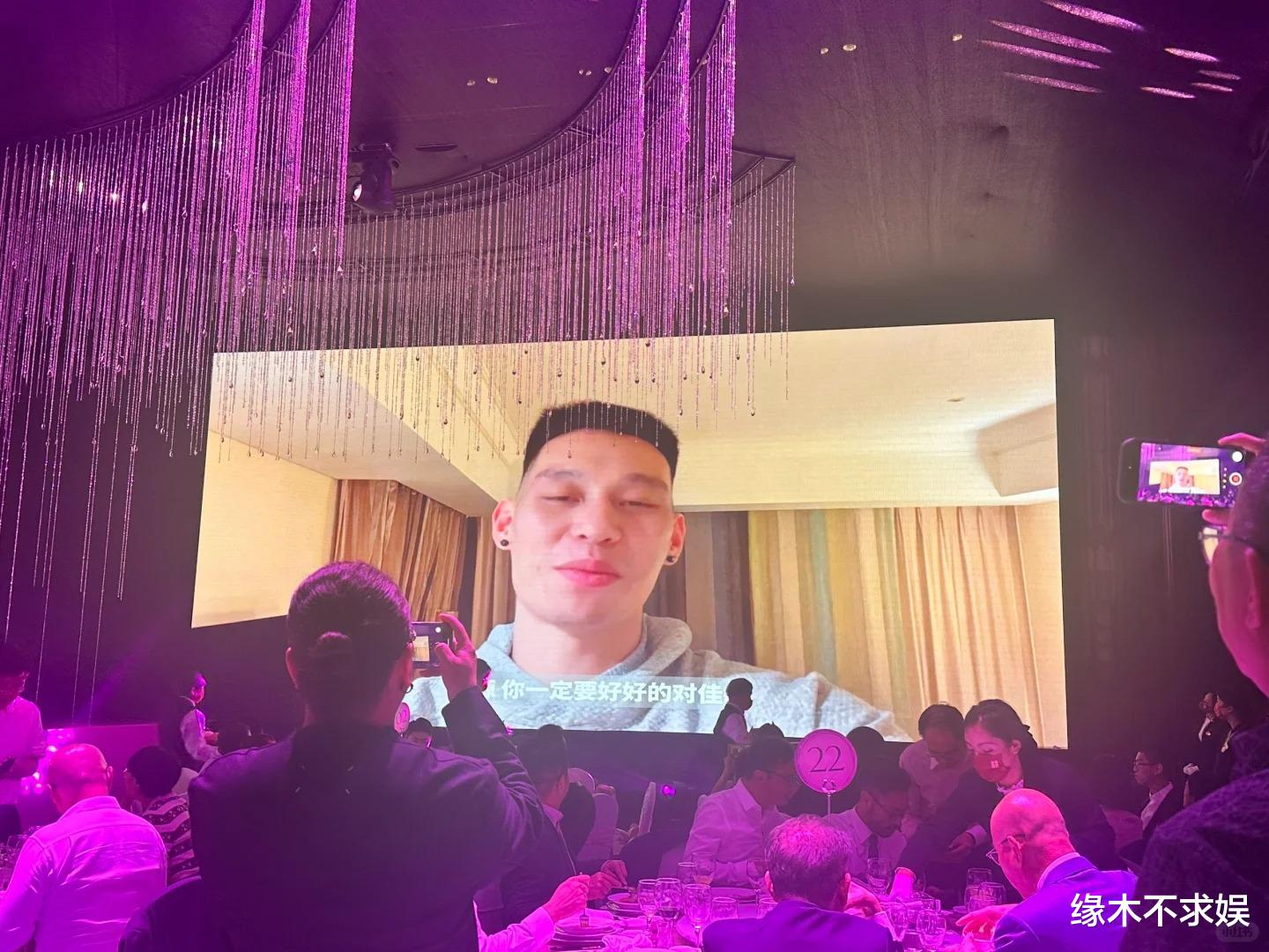 谢霆锋出席干女儿婚礼，穿搭随意黑脸惹争议，曾免费代言22年！