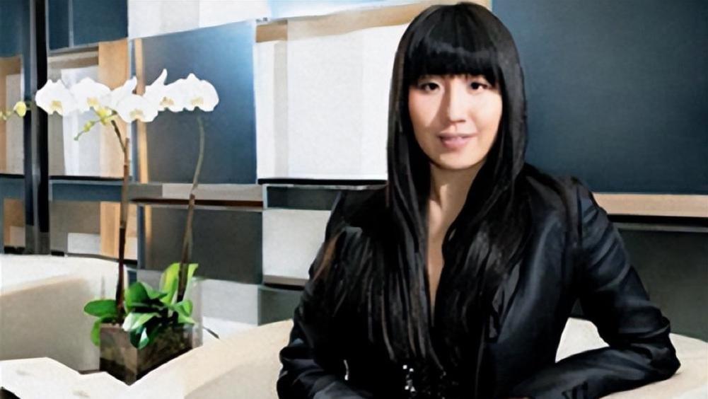 她是“最惨富三代”，弟弟分5000亿她只有8亿，45岁依旧未婚