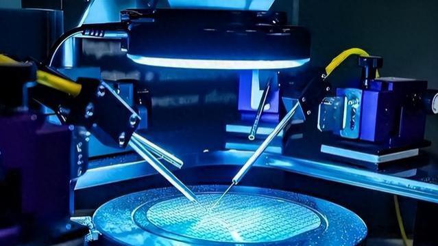 美论坛：没有经过美国的允许，中国怎么敢私自研发DUV光刻机？