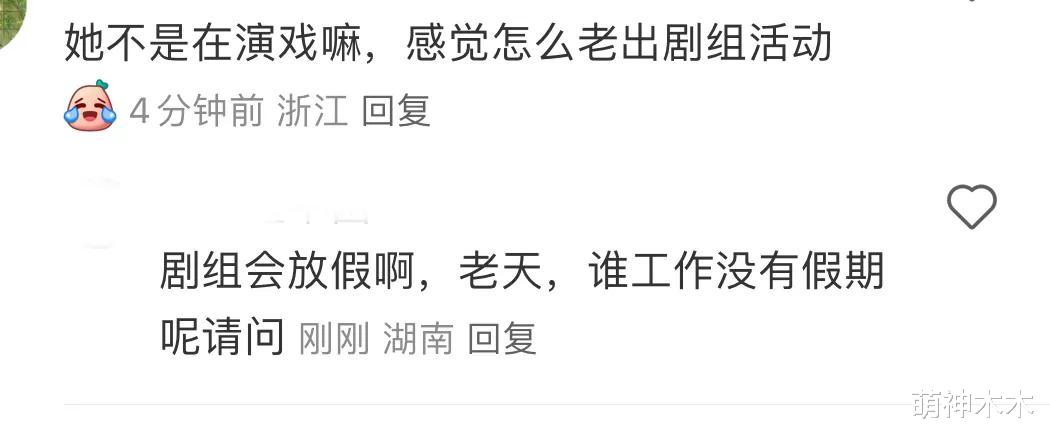 杨幂被曝赶赴香港看女儿，在机场误入男厕所，还被指腿型内八字