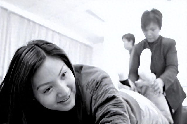 她被称为最美主持人,却突然5分钟内全身瘫痪,至今独身一人