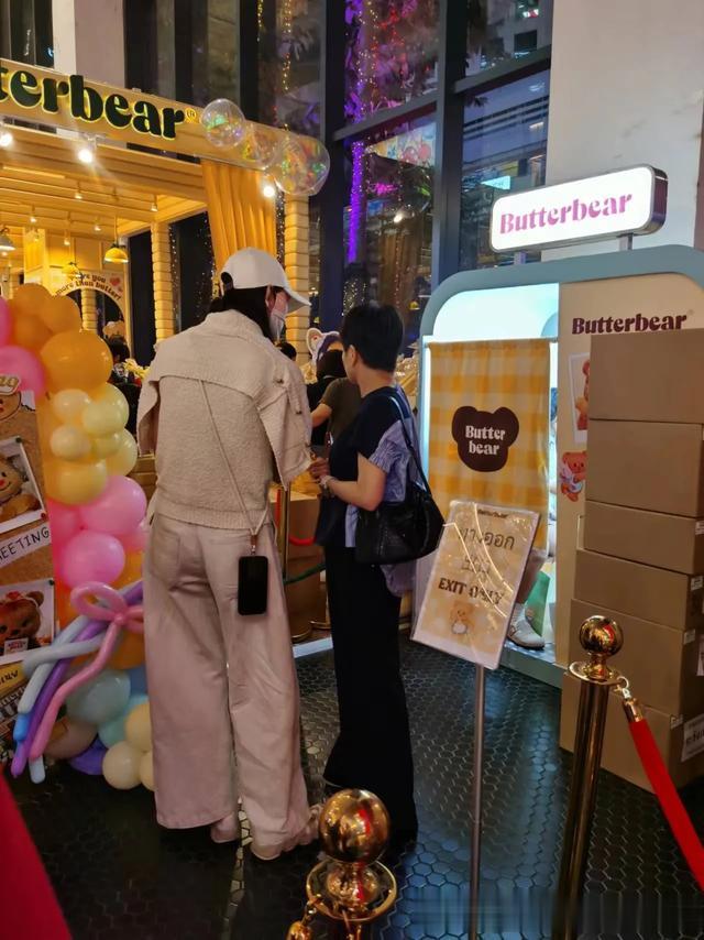 奚梦瑶和婆婆梁安琪同游泰国,小明身材高挑气质出众 婆媳关系真好