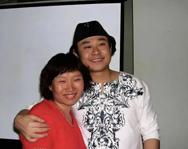 刀郎前妻:生下女儿40天与富商私奔,丈夫二婚爆红,她却突然登门