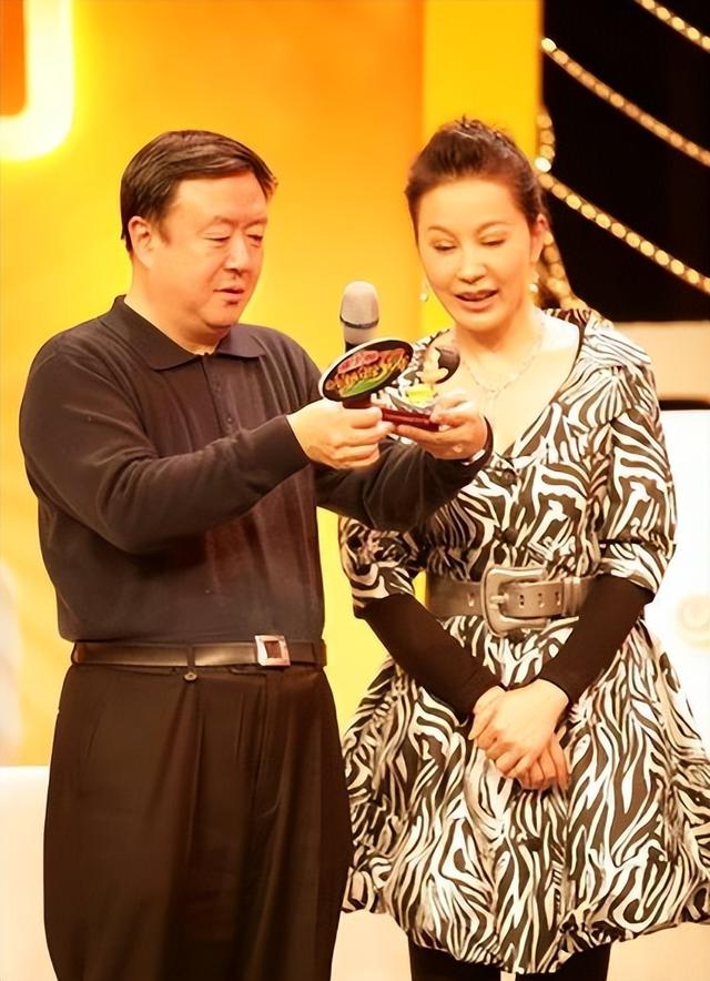 挤走原配嫁二婚导演,婚后19年不造娃被抛弃,如今69岁终自食恶果