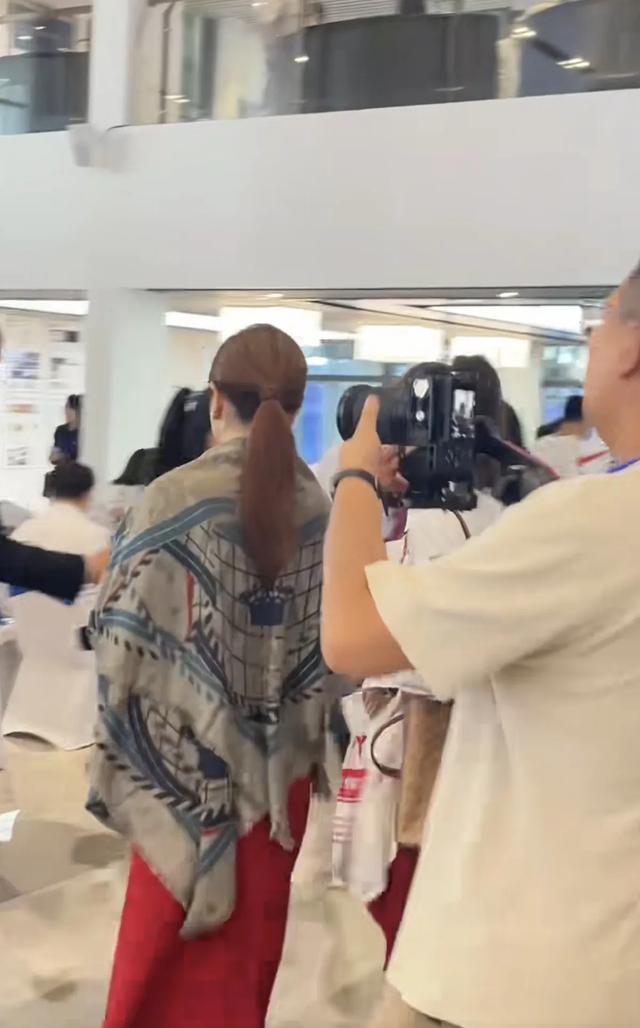 李思思现身武汉某公司主持,头发染色小腹隆起,打扮土气气质全无