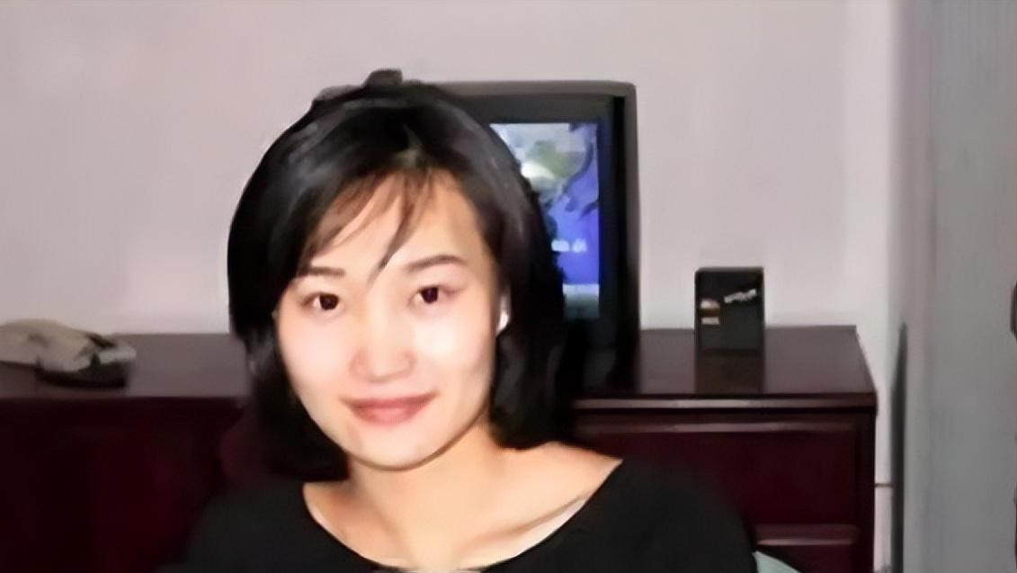 47岁央视名嘴李梓萌：体型丰满，屁股大得像磨盘，成中年阿姨