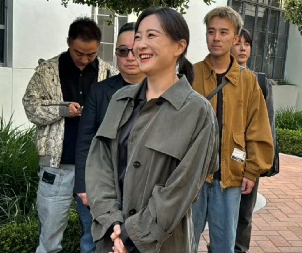 终于看到贾玲的真实模样,脸上太瘦挂不住肉,满脸褶子还显老