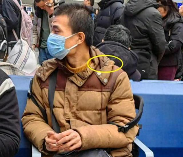 网友车站偶遇“韦神”回家过年，毛衣已开线，一处细节体现人品