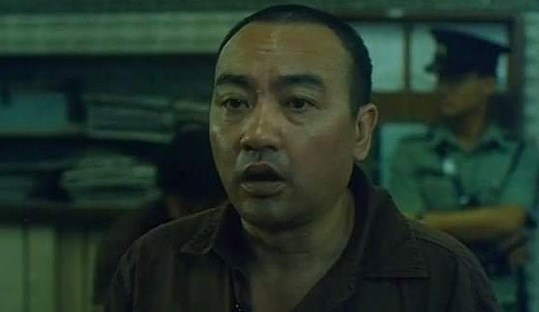 82岁卢海鹏生活艰难，右眼失明腿有伤，子女不在身边多得友人相伴