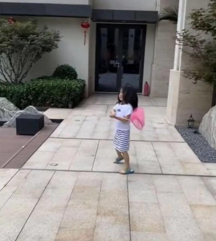 汪峰接醒醒放学！醒醒学校花800万不一定能进，贝克汉姆来踢过球