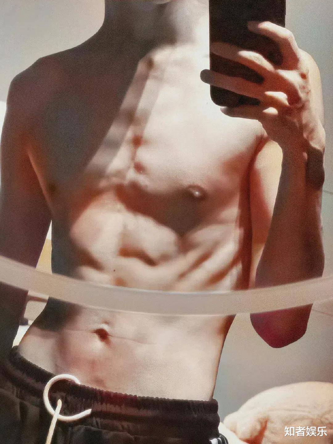 这届网友好严格!罗云熙晒腹肌被调侃,粉丝评价“一针见血”