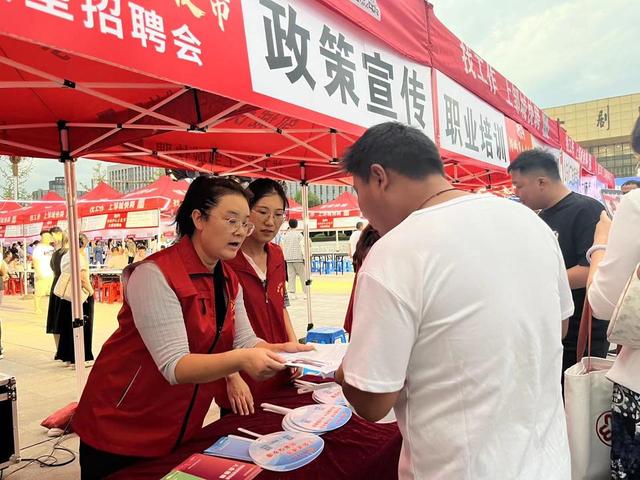 邹城总工会：“面对面”咨询台走进招聘会，助力求职者就业