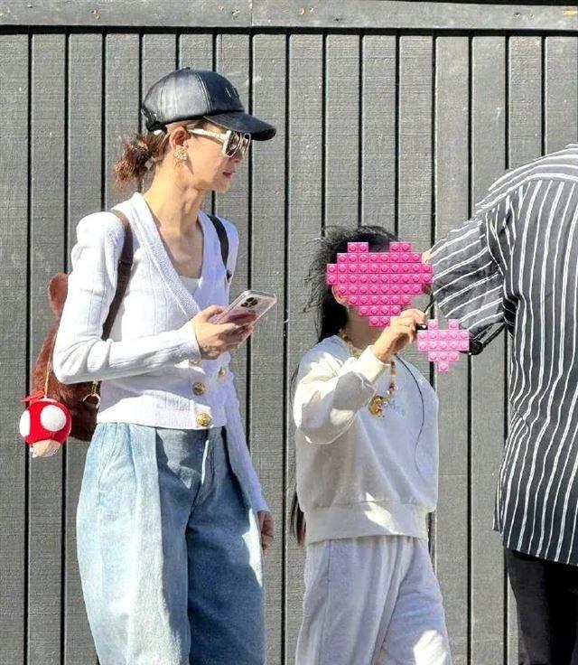 戚薇二胎儿子曝光 Lucky长高许多 二胎儿子神似妈妈 三人共用一张脸