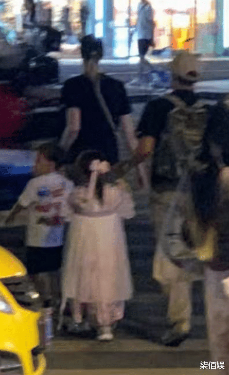 撒贝宁一家游南京,女儿穿汉服更受宠,李白腰线比老公高长腿抢镜