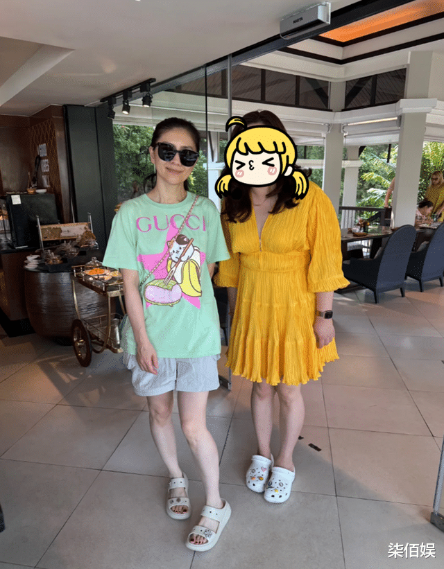 47岁沙溢录完春晚陪妻儿泰国度假,瘦太快好显老,生活中真严肃