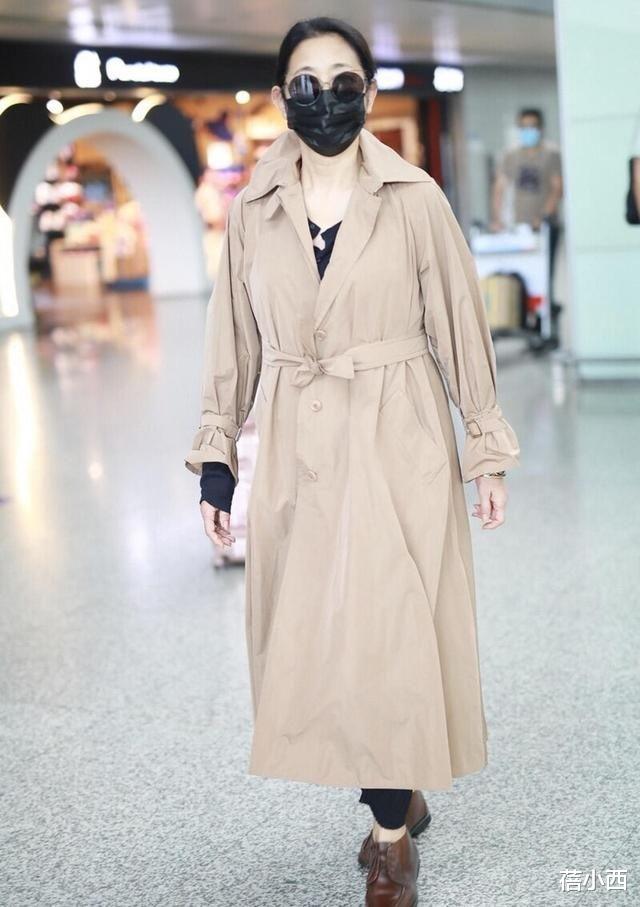 倪萍65岁瘦身变漂亮,走机场还穿风衣,穿出了中老年人的时尚感!