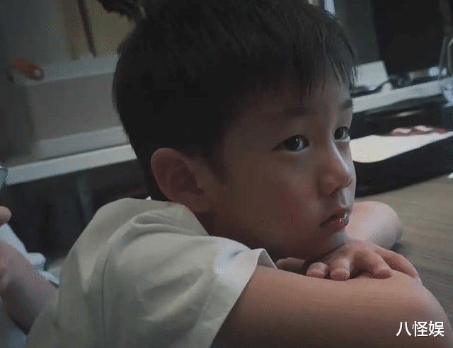 黄磊一家为儿子庆生，俩女儿太出众，弟弟活在姐姐光环下成小透明