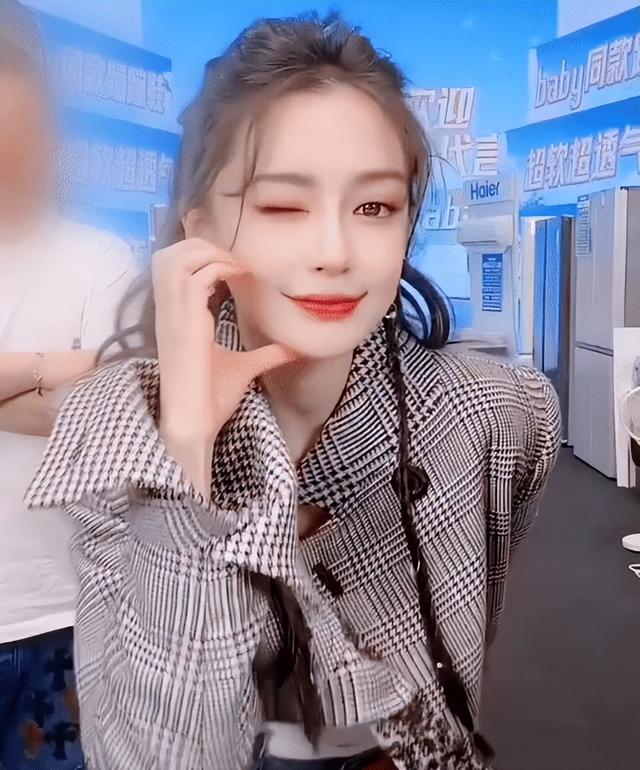 万万想不到,35岁杨颖兜兜转转干回“老本行”,活成内娱最大笑话