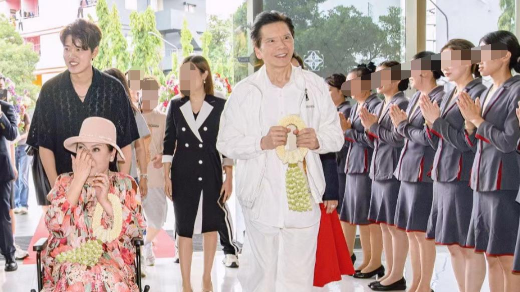 向华强向太亮相暹罗集团，郭碧婷泰国度假，网友叹公婆儿媳关系好