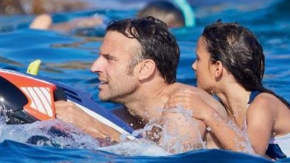 马克龙和71岁爱妻度假，躺船上对视很甜蜜，46岁总统还得带“外孙女”