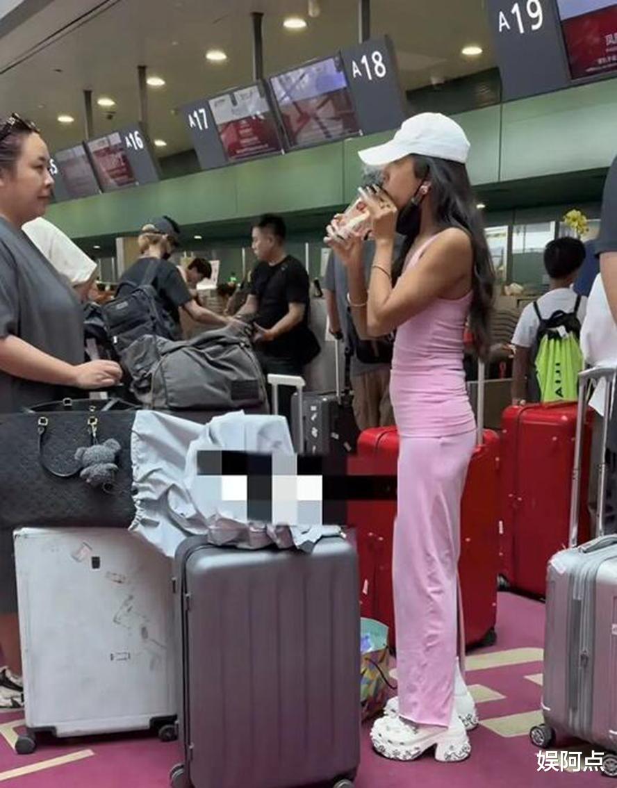 吉克隽逸近照黑出了新高度,穿恨天高小腹隆起像孕妇,身材太一般