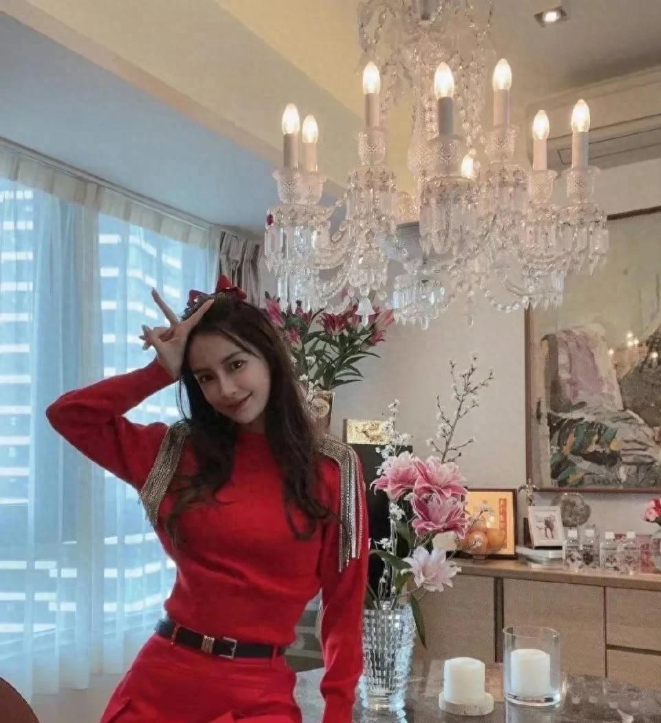 35岁杨颖豪宅自拍,这美颜,有点过分了?