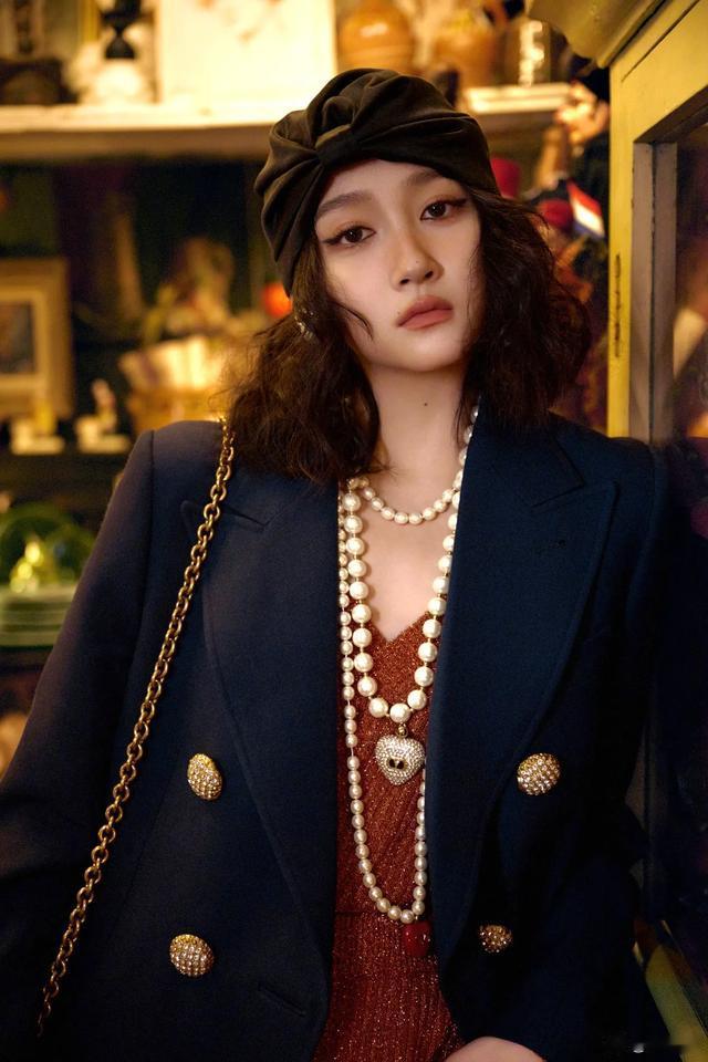 关晓彤国庆节分享巴黎聚会合照，尝试新造型，蓝色袜子太抢镜