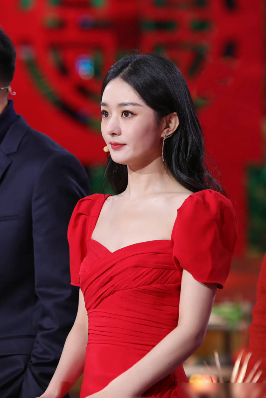 赵丽颖一袭红裙太惊艳,喜庆又时髦的穿搭,这种红色大有说法