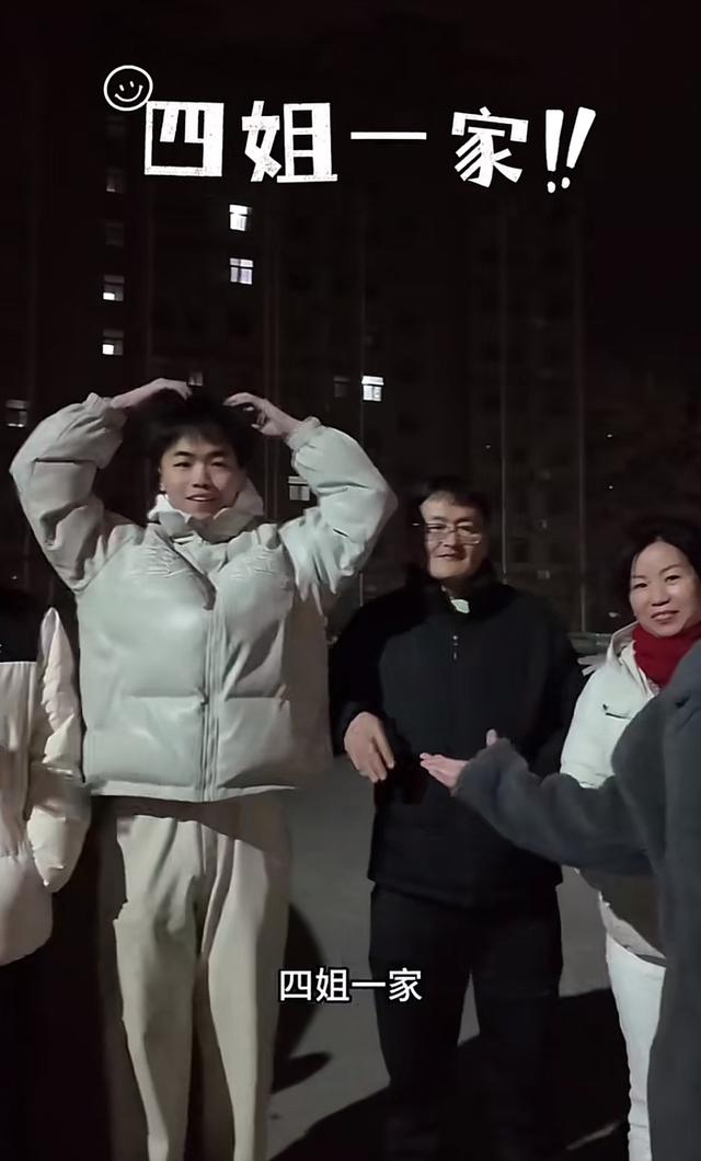 岳云鹏初四回河南老家！请全家22人看电影，弟弟露面像他气质淳朴