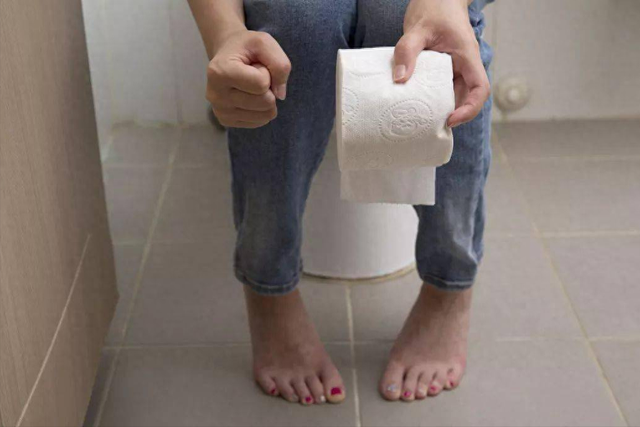 68岁大妈起夜晕倒，抢救无效去世！医生痛心：上了年纪就别再做了